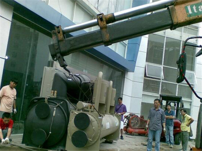 博尔塔拉随车吊和汽车吊的核心区别是什么？哪种更省钱？